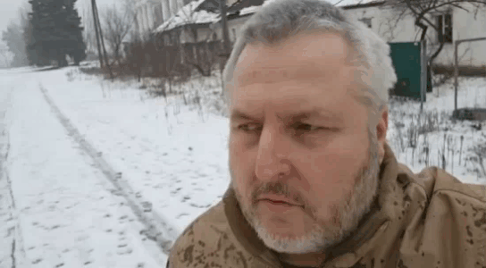 乌克兰第413独立步兵营指挥官罗曼·科瓦洛夫从库皮扬斯克-武兹洛维伊市中心发布了