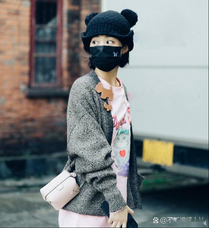 赵丽颖上班路透曝光，软萌耳朵帽造型元气满满，俏皮又灵动，可爱感爆棚。