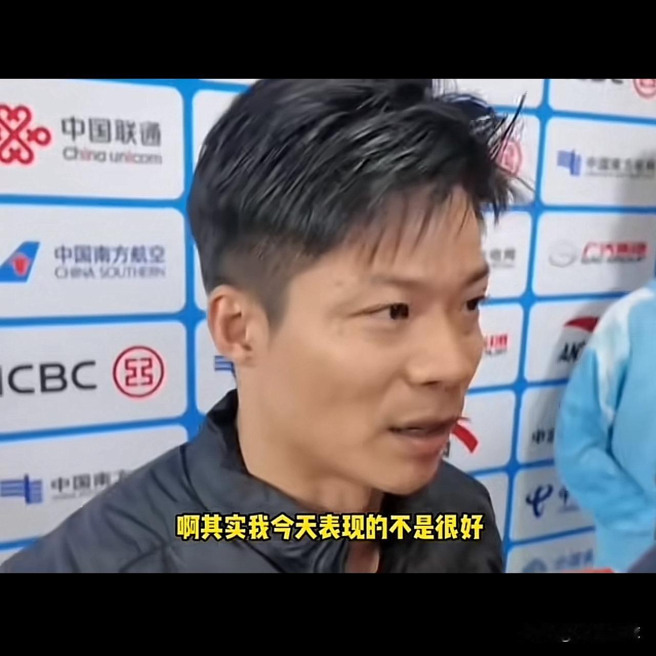 苏炳添赛后自责：让人泪目！在接受全场欢呼后，苏炳添赛后面对记者，他自责地说：其