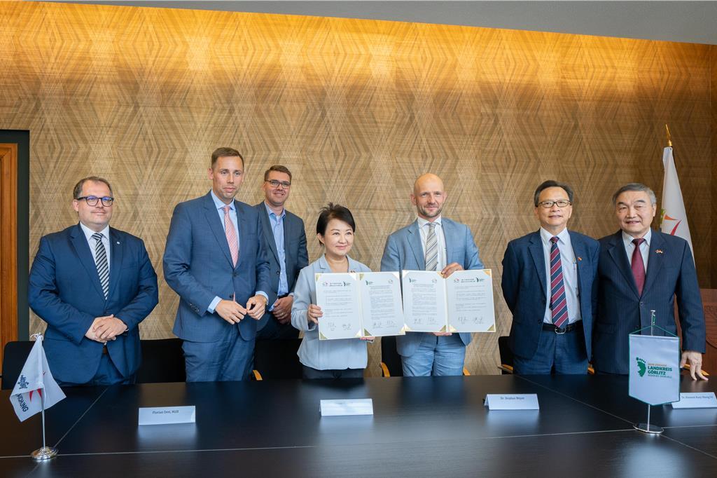 赴德国国会参访，卢秀燕叫嚣：传达捍卫“国家”决心台中市长卢秀燕9日率团连跑德国