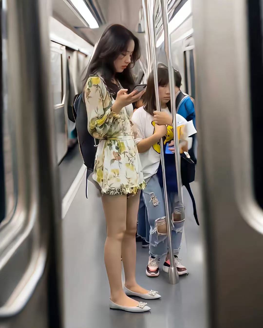 从小姐姐的眼神里看到了嫉妒