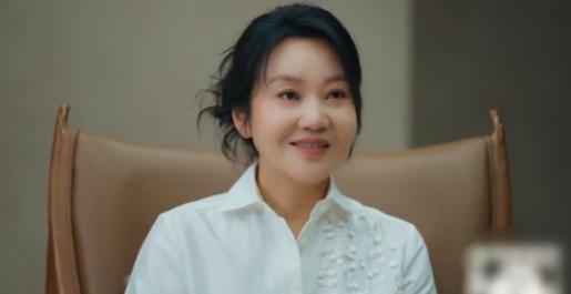 主持人问闫妮:“2025湾区升明月晚会，你在舞台自在摇摆跳舞，你那次是真的喝了吗