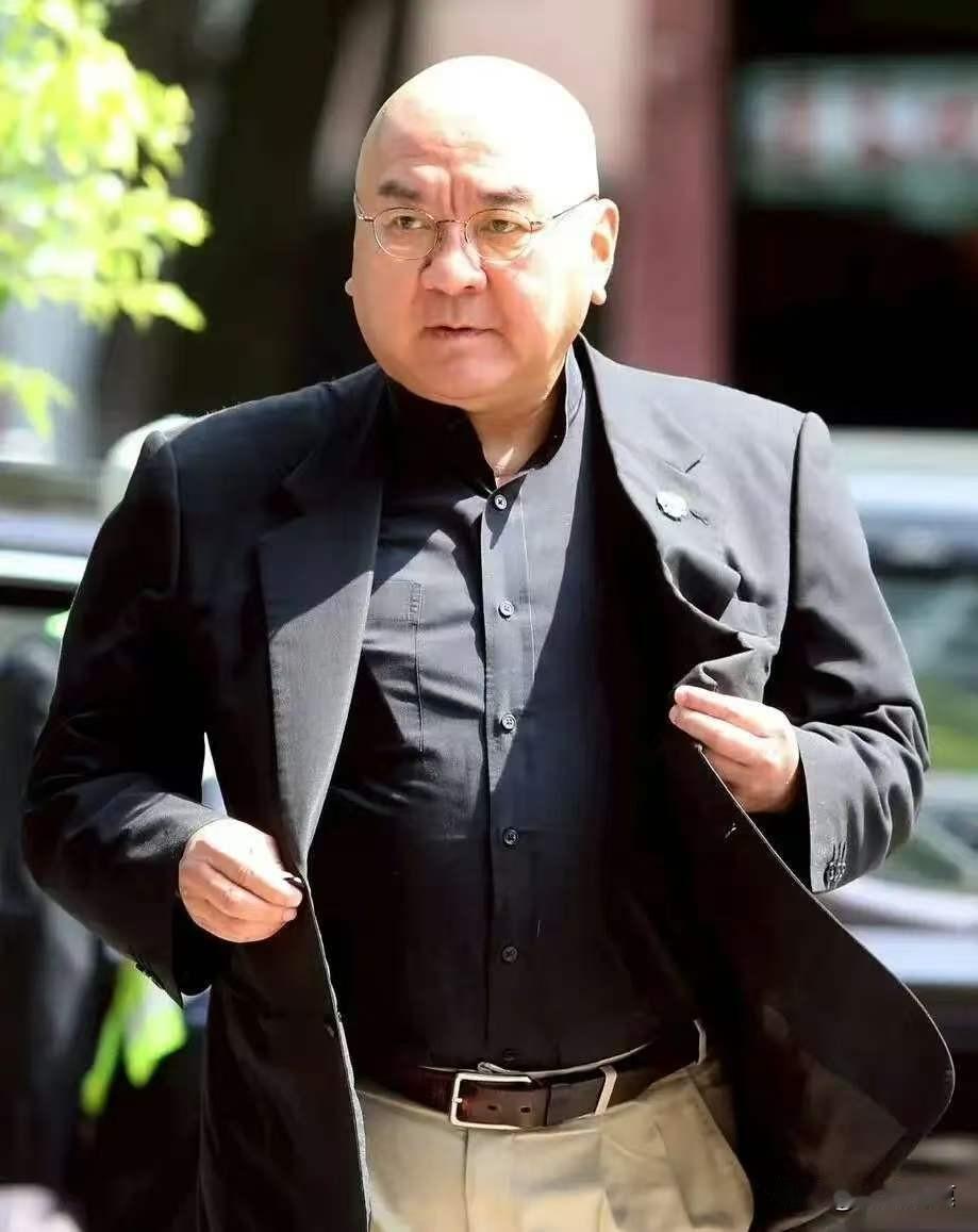 你以为他是超市教父，其实他是建筑狂魔！说出来你可能不信，大润发这个笑眯眯的尹