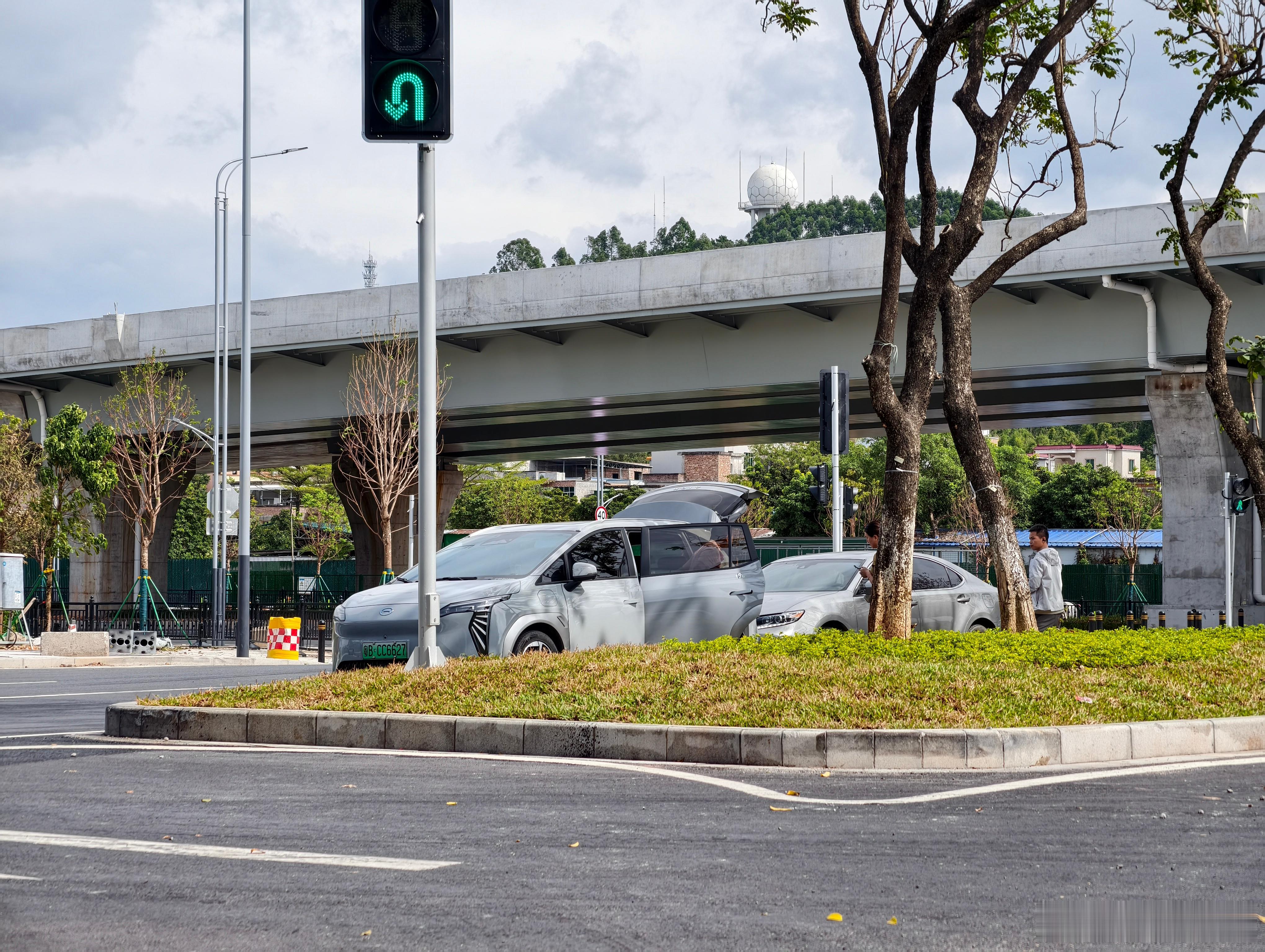 雷克萨斯ES200，追尾了埃安网约车，女司机愁容满面call保险。司机喜提误工费