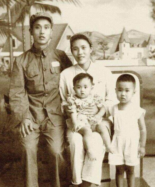 1947年，30岁的解放军师长周志坚，迎娶19岁的女护士，谁知新婚当夜，周志坚却