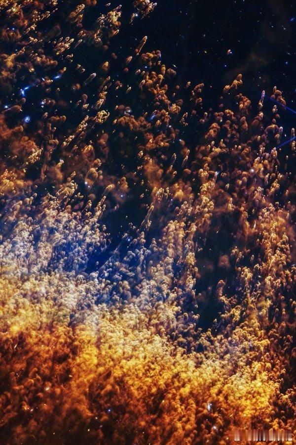 詹姆斯·韦伯望远镜捕捉到的Helix行星状星云一瞥✨该星云距离地球650光年，