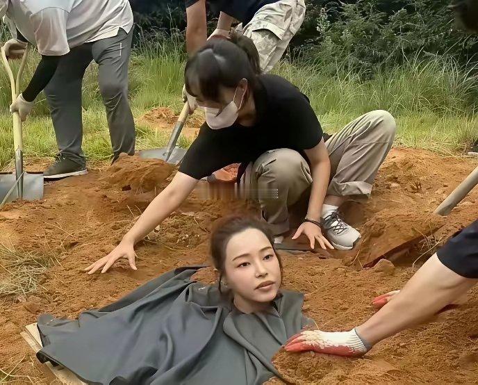 以前不懂，以为演员拍这种戏，是真的被埋土里没想到身体压根接触不到土！