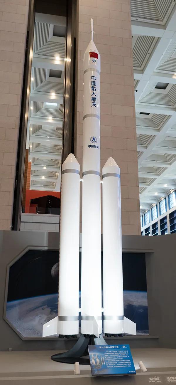 中国登月巧思：不学美国造“巨无霸”，用2200吨火箭送26吨登月舱当年美国阿