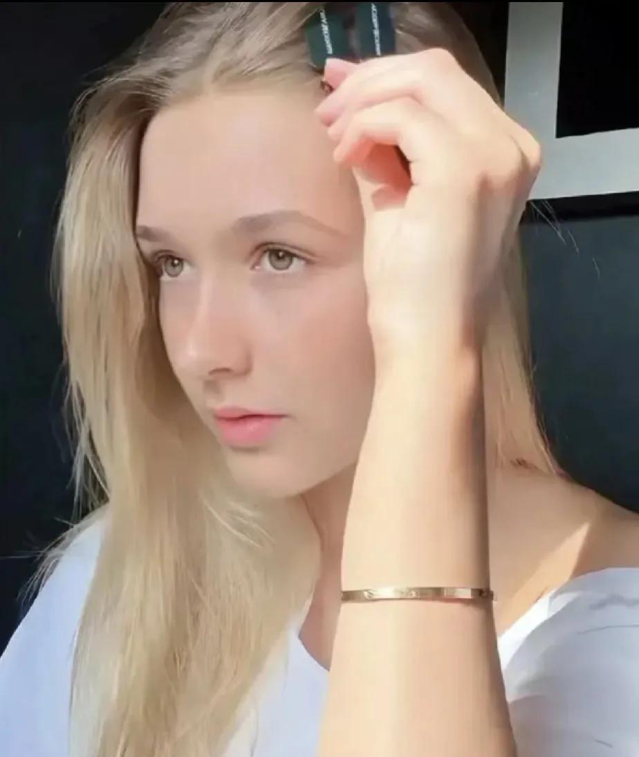 女孩子果然长开了就好看了，以前贝克汉姆的女儿被养到发胖严重，一瘦下来就有好莱坞