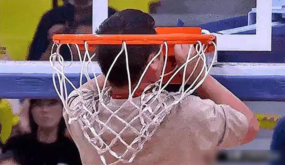 简直离谱！广东主场打宁波，追分的节骨眼上，篮网竟被外援一把撕烂，比赛停了两分钟，