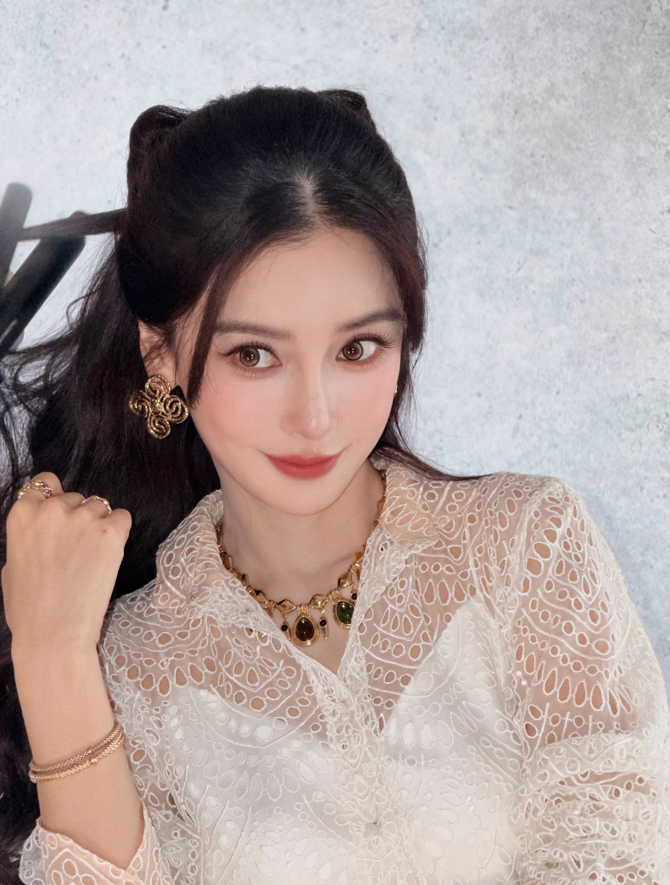 这个就是我呀头上有两个妙脆角angelababy