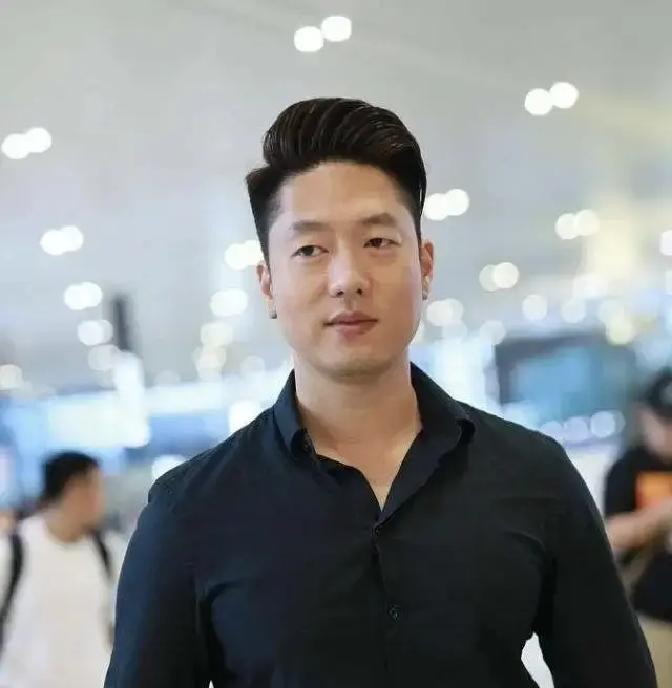 演个坏人演得太真，人生也跟着栽进去了。凌潇肃这事儿，想想挺憋屈。《回家的诱