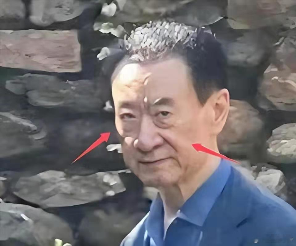 王健林唯一的儿子王思聪戴着全球最贵的手表出行，从他身上一点没看出万达败落的样子。