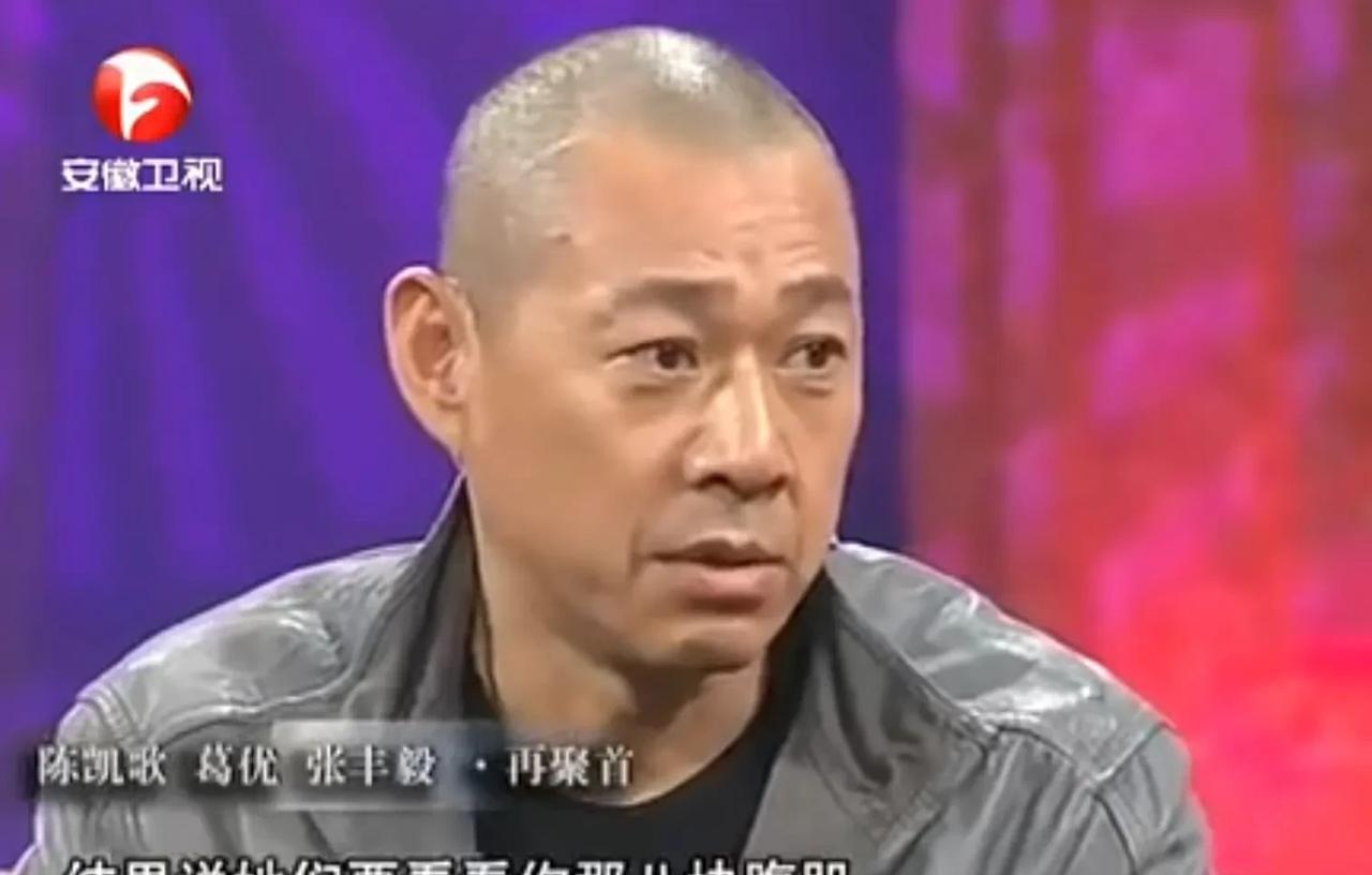 张丰毅说，我有一天回家，我老婆霍凡带着几个女朋友在我们家里正襟危坐，然后我老婆她