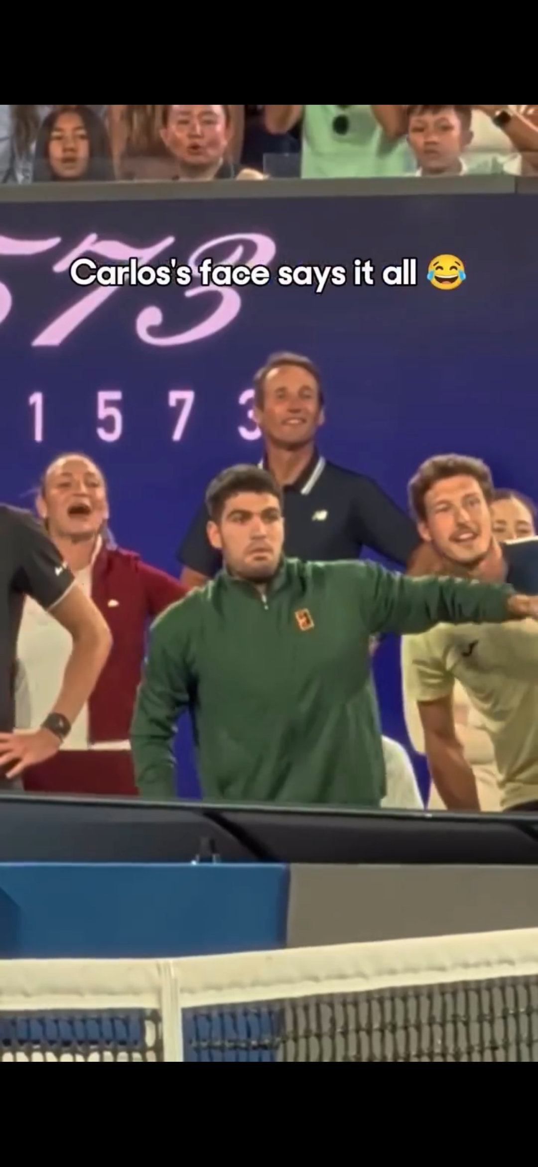 阿尔卡拉斯真的在当观众都好抢眼！（以及抓到一个在他身后吃瓜的萨芬大爷。）澳网20