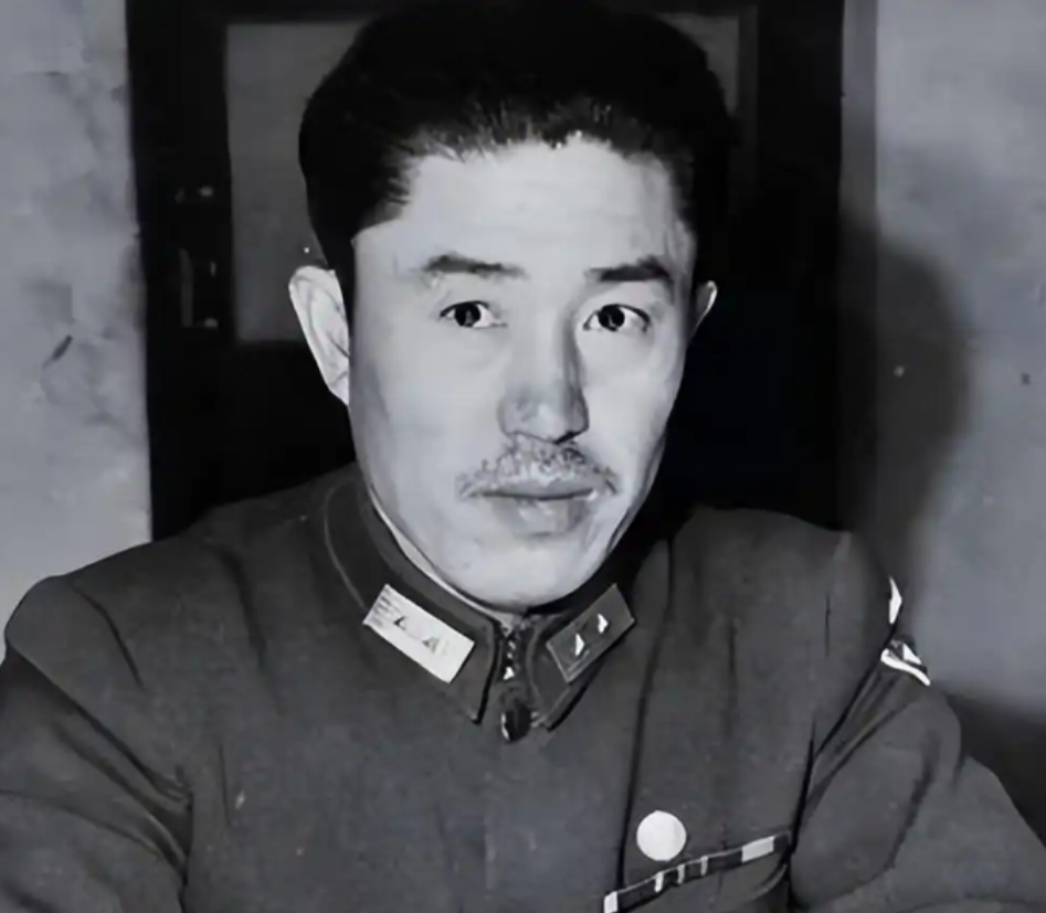 当年蒋介石败退台湾后，听闻曾泽生率领的部队在朝鲜战场上把敌军打得落花流水，甚至逼