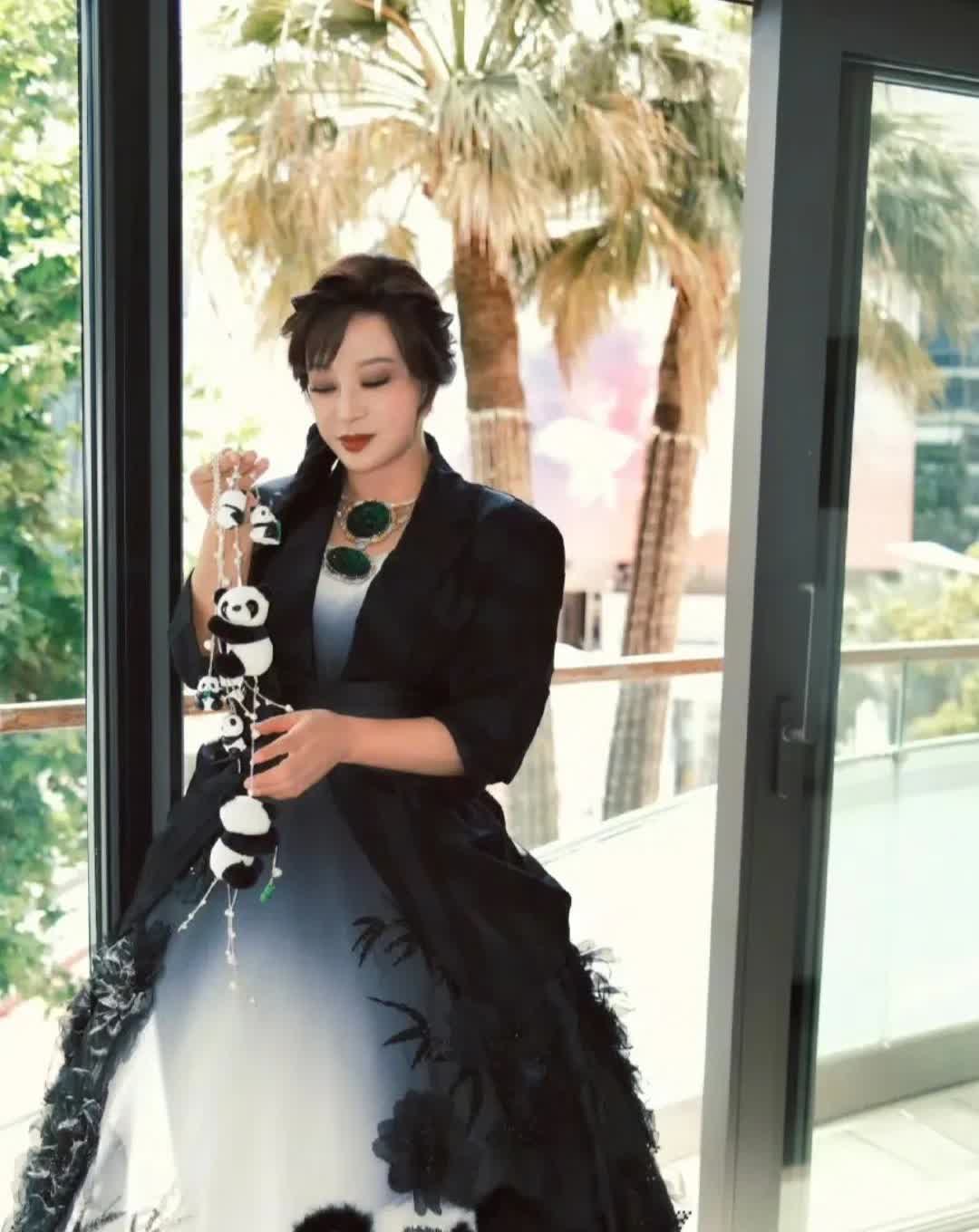 现在全网最尴尬的应该就是举报刘晓庆偷S漏S的王某了吧？人家刘晓庆说了