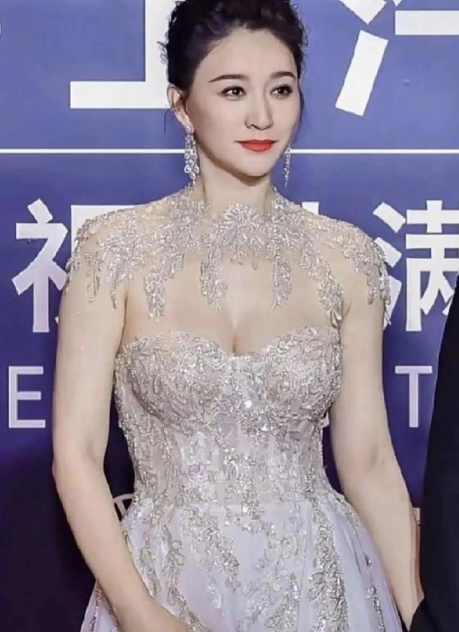 姚晨离了，张嘉倪也离了。看来，目前李小冉才是内娱最命好的女人了，她年少的青梅竹