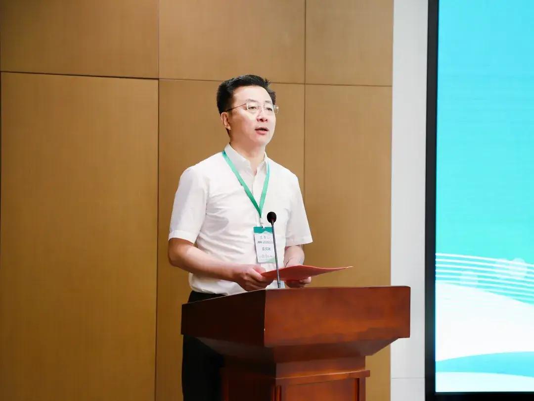 王峰刚到聊城莘县任职时，县住建局起草了一份汇报材料，在这份材料当中，不但把王峰的