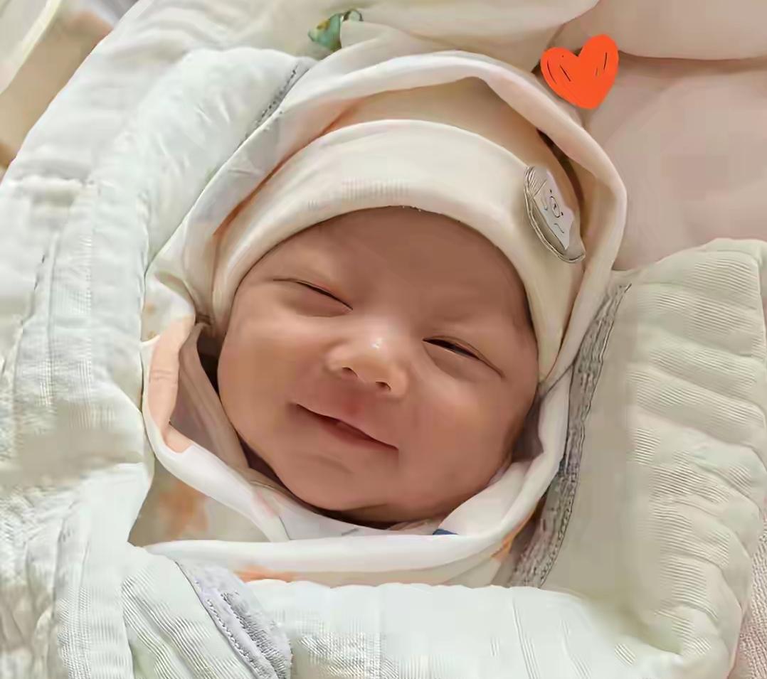 小菲马筱梅湾湾办满月酒，200万网友齐送祝福，汪宝儿真是太幸福了。汪宝儿满月