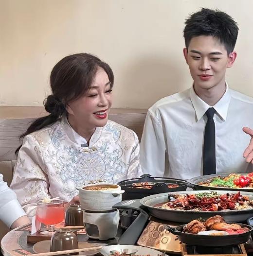 76岁刘晓庆为何会遭遇家庭的背叛？年轻时候没有时间生孩子，导致继承人缺失。刘晓