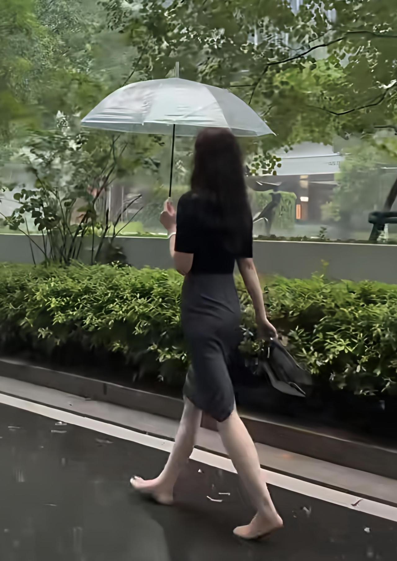 分享你的宝藏高跟鞋记得上高中的时候，有个家在农村的同学，每次上场打篮球时那个同学