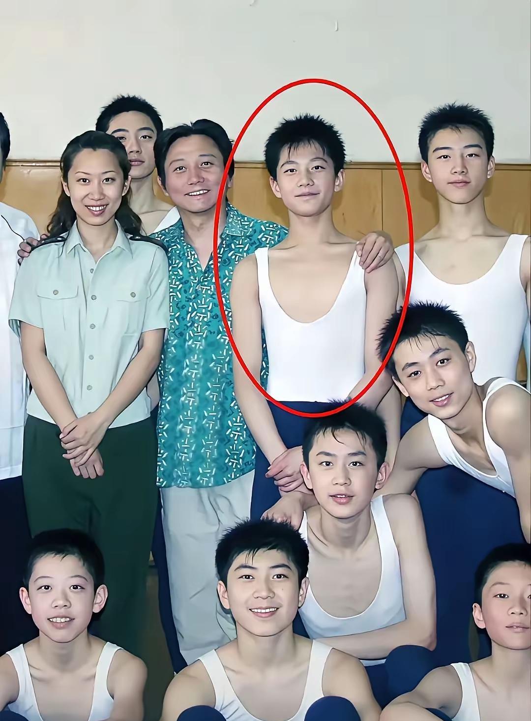 杨洋没红的时候确实长相很一般，像一个毛孩子一样，现在的杨洋比照片中帅气多啦！杨