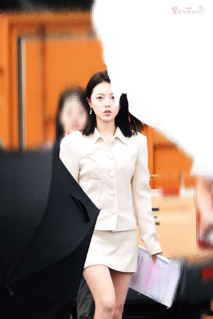赵今麦职业装赵今麦纯白小香职业装look赵今麦纯白小香职业装look，咱就说