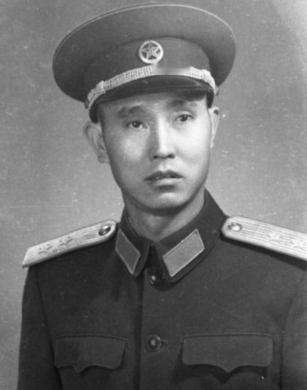 1947年，一位解放军师长作战负伤，大腿根部中弹住进了医院。这天，一位年仅19