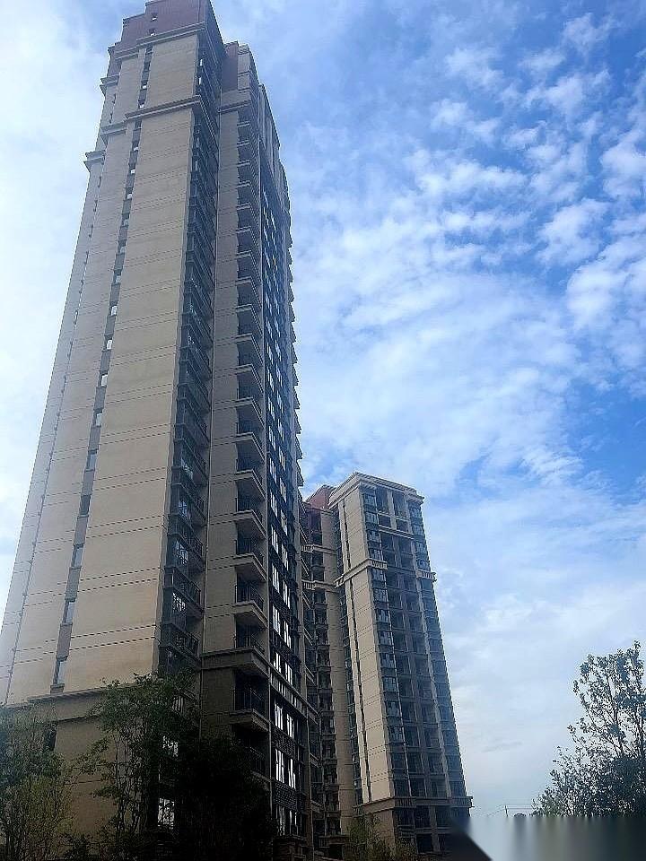 四千多一平，主城区。我跟你说，我看到朋友圈这条消息的时候，心跳都漏了一拍。结