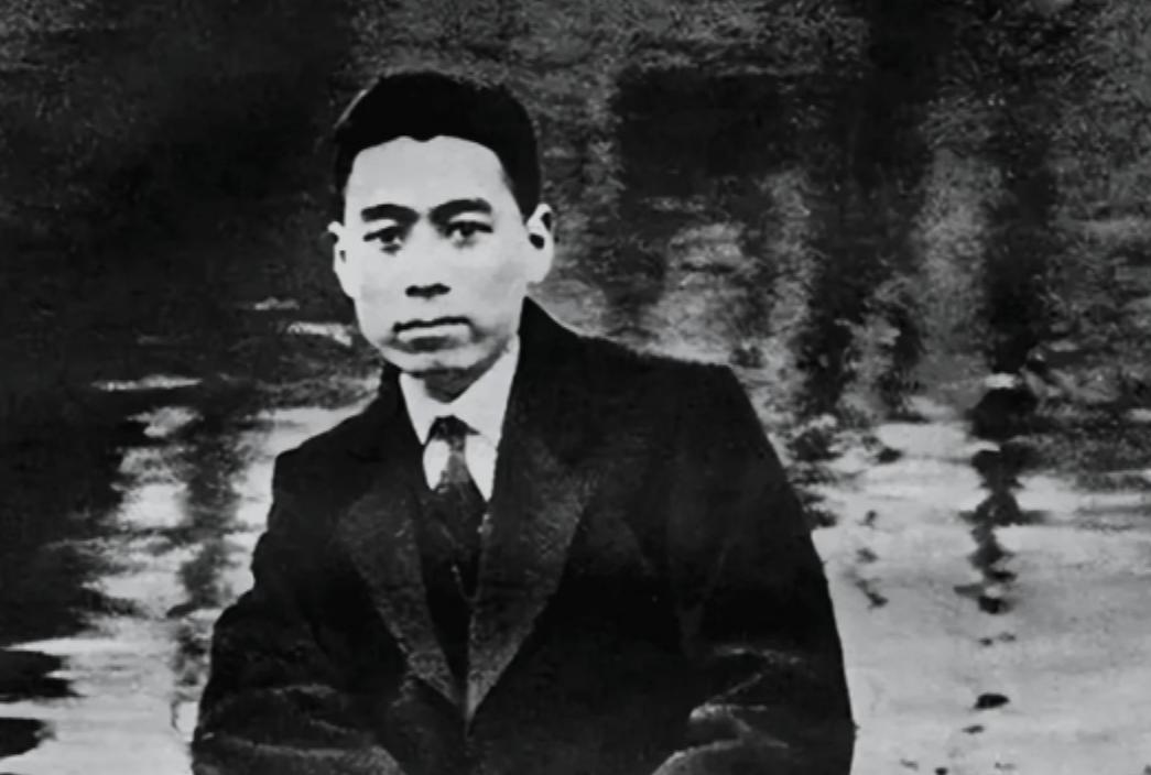 1927年，周恩来被捕。谁料，审讯他的人，竟是他的学生。他凑近周恩来，轻声说：“