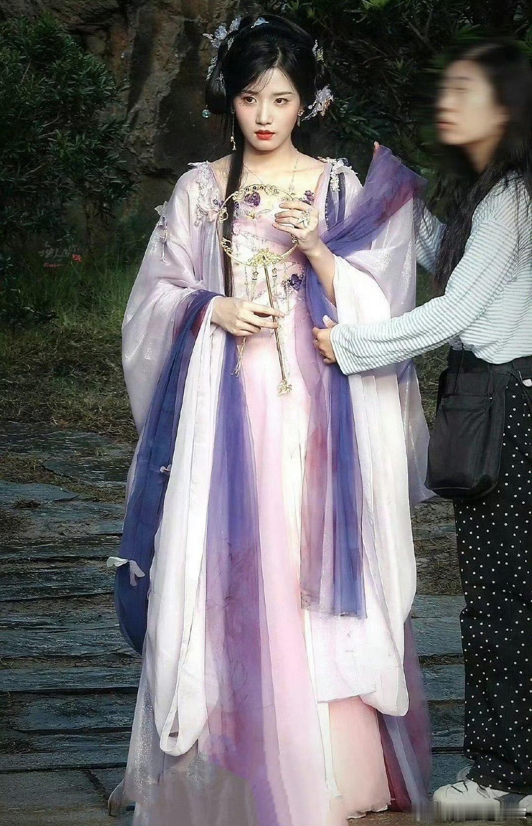 《入青云》路透，女主是衣服的问题吧，可以看她穿自己的衣服根本不胖...​​​