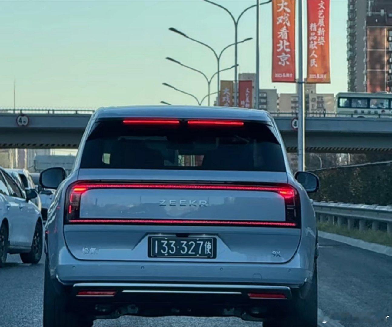 极氪9X挂上了大使馆的牌子看来不光我们普通用户喜欢北京