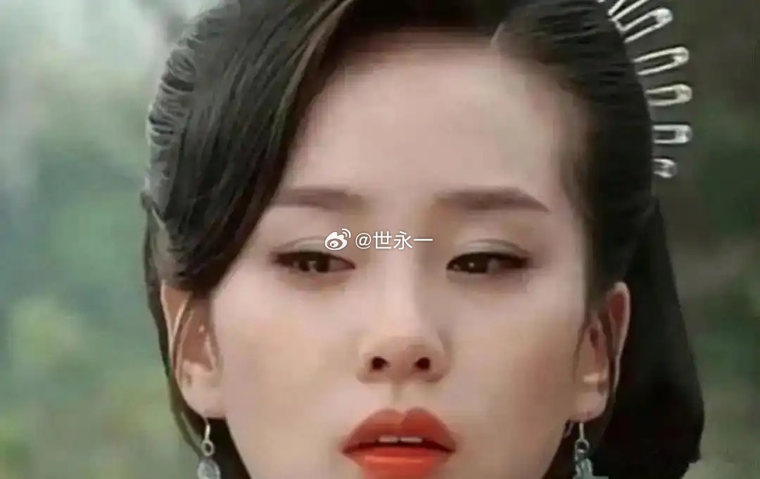 才发现头上那个是别针，道具组也太会省了​​​