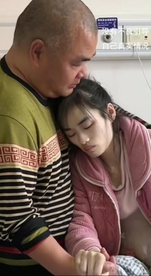 癌症晚期女儿哭求回家放弃治疗，父亲的反应看哭全网肿瘤科的病房里，消毒水的味道里