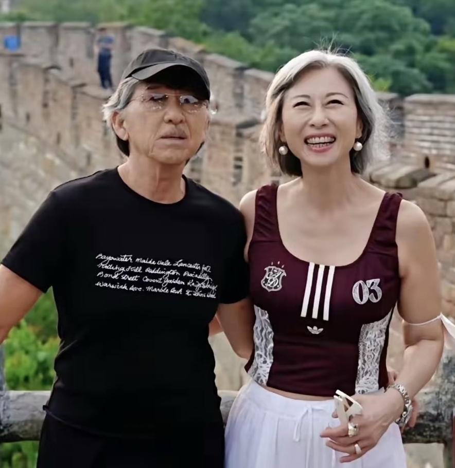 79岁的林子祥携手65岁的爱妻叶倩文，在慕田峪长城健步如飞。这对夫妻圈粉了！