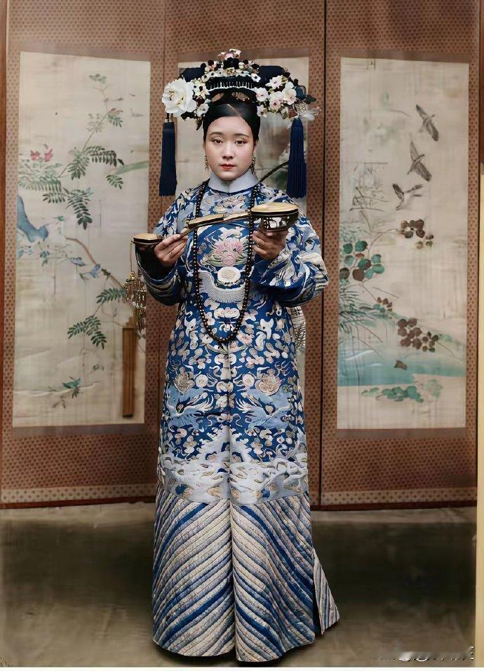 慈禧太后的贴身女官，撇开这华贵的服饰不说，就这样的模样，一定是万一挑一的