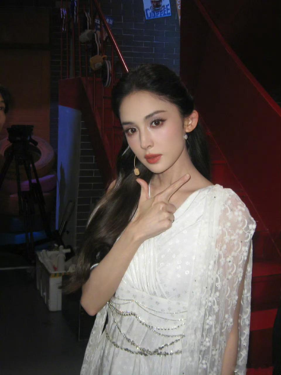 你好星期六初雪搭子大乱斗，娜扎化身小雪13年后限时返场，这么多年了真的一点没变啊