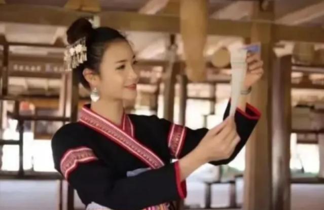 1970年，17岁知青马明辉在河边，不小心看见个陌生姑娘洗澡。他赶紧道歉。不料3