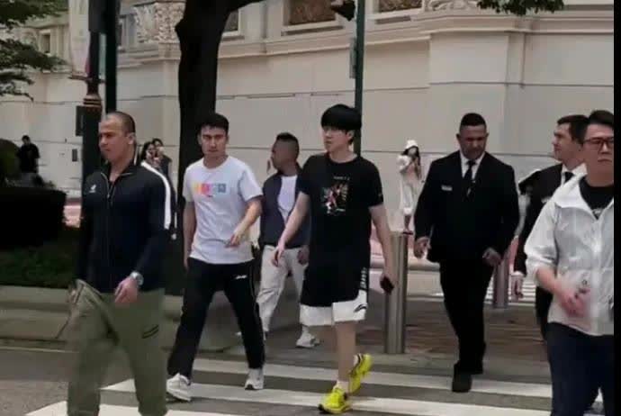 头哥外出还有保镖呢？牛牛也跟着头哥享受了一大佬的待遇，这就是顶尖运动员的排名。事