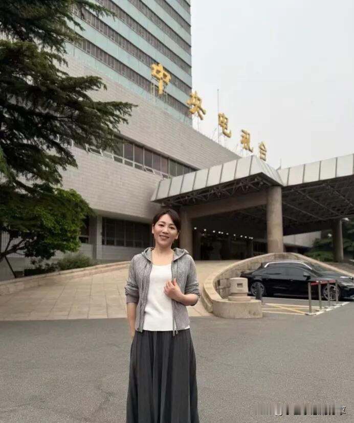 素颜状态之下的劳春燕比董卿有气质，是一个难得的人才，复旦的才女，气质独特，站在那