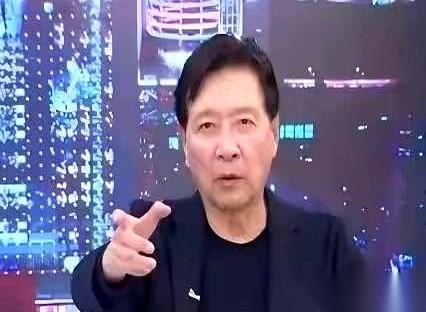 赵少康在节目上，讲了他爸的一段往事。他爸，一个国军，当年在东北的战场上，被解放