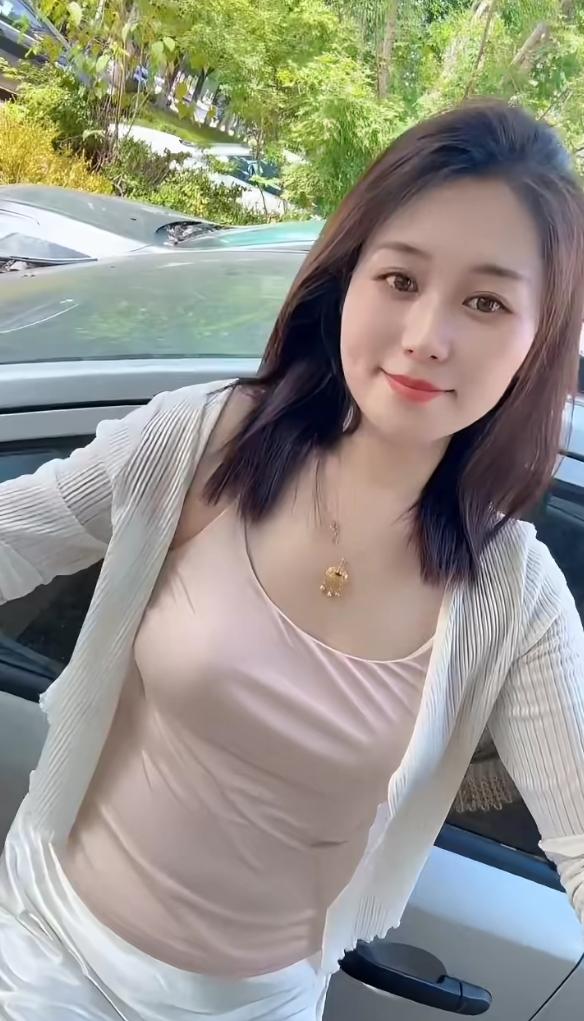 女士白净的皮肤配上吊坠，一个字“美”。