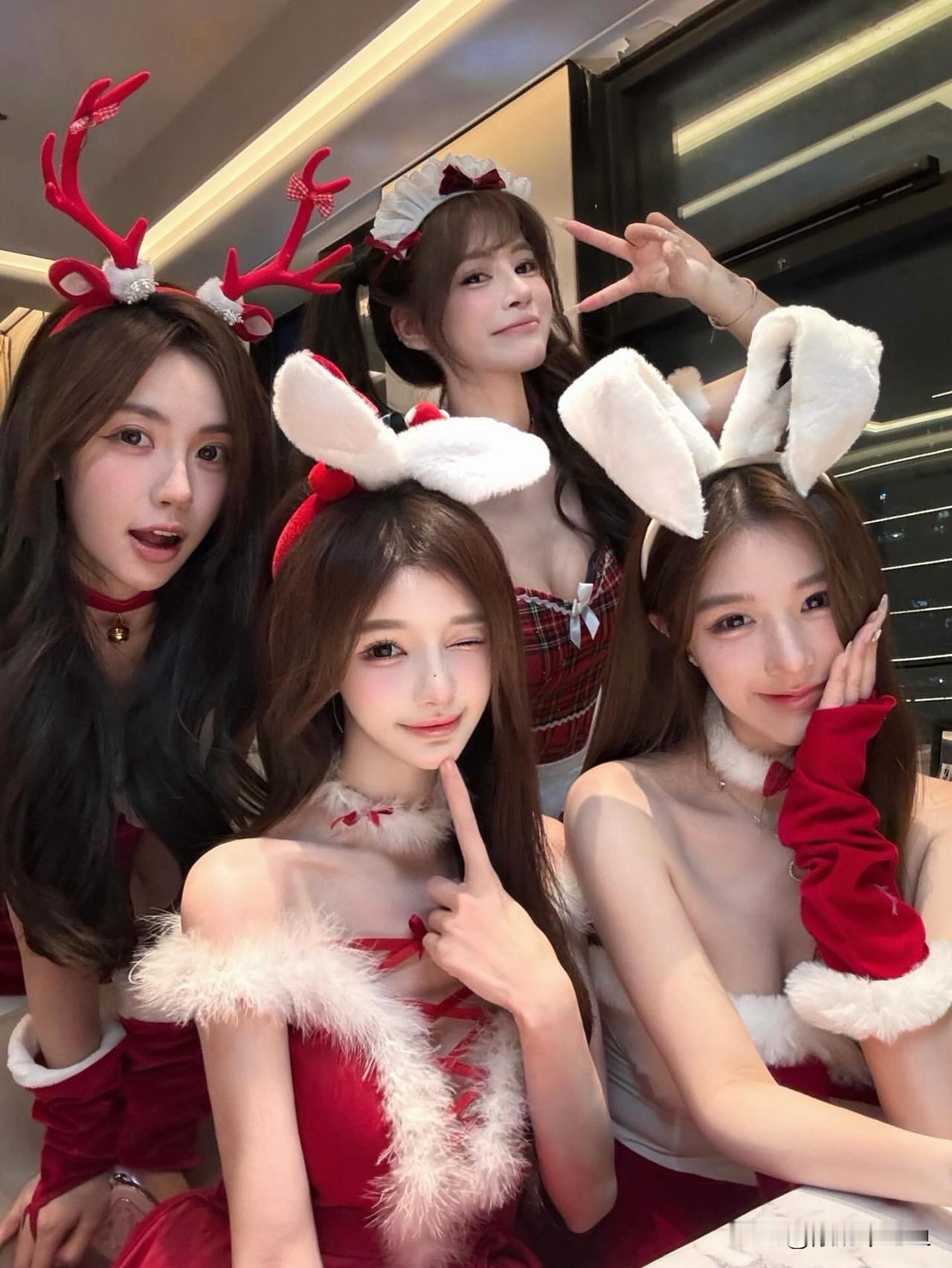 圣诞节，平安夜，让我们静待钟声敲响。许心愿，共祈祷，将愿望挂上圣诞树。等礼物，盼