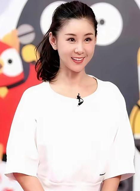 别吹什么娱乐圈清流了，李小萌的幸福，全是她妈算计出来的！当年她迷谢霆锋迷得不行，
