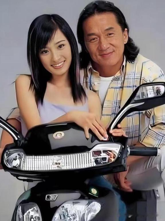 这张照片拍摄于2003年，是49岁的成龙与17岁的杨幂合作拍摄电动车广告时的合