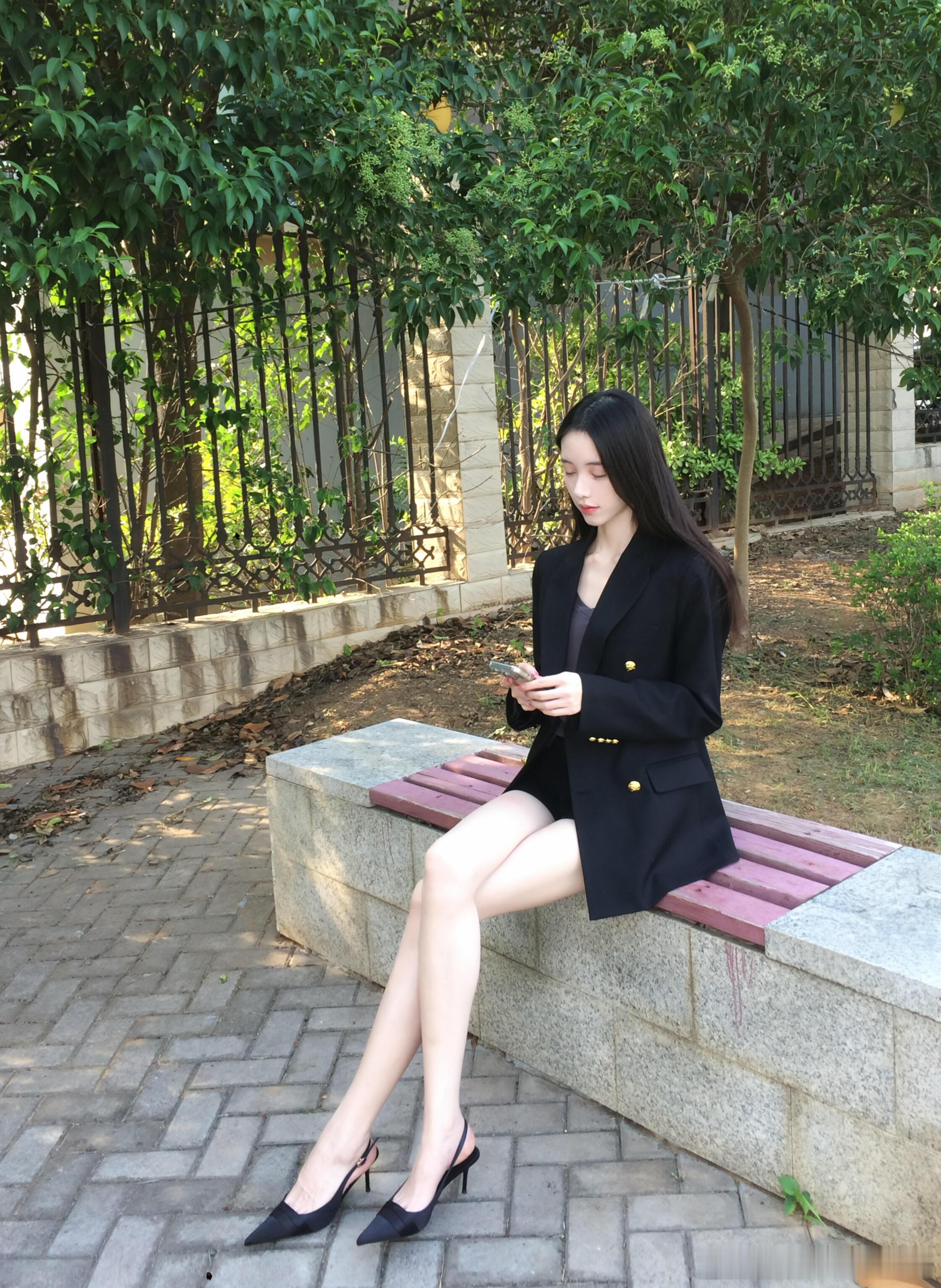 白皙皮肤更配黑色衣服～​​​