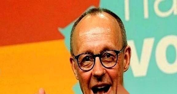 德国外长在新加坡，镜头怼脸，直接把话挑明了：“我们宁可被美国一脚踹开，也绝不回头