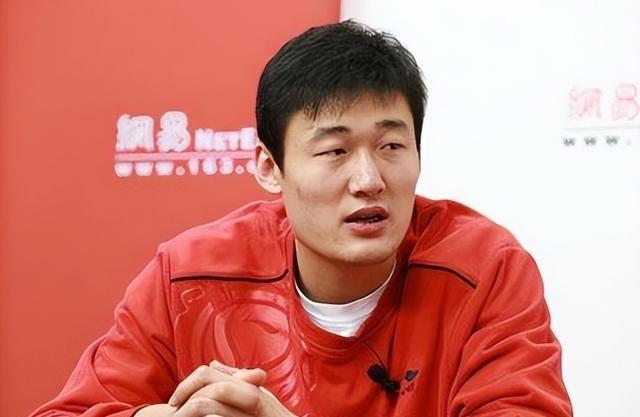 CBA有个怪人，叫苏伟，论技术，他粗糙得像块砖头，因为人家压根就不是打篮球出身的