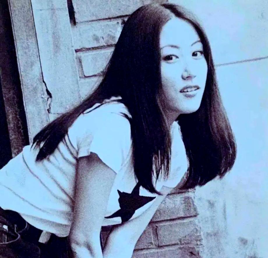 忽然发现，窦唯喜欢的女人都是同一个类型的姜昕17岁就跟了窦唯，两人在一起第3年